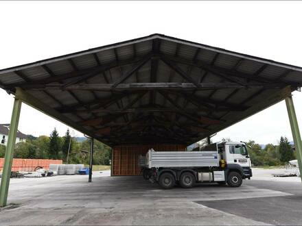 offene Lagerhalle mit großzügiger Höhe