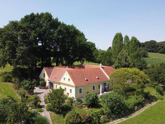 Ein Haus, das Geschichten erzählt: Vierkanthof mit Gästehaus in Alleinlage!