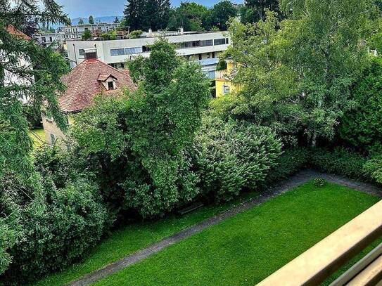 PRIVAT: Ruhige Wohnung mit Blick ins Grüne inkl. Tiefgaragenplatz & Loggia