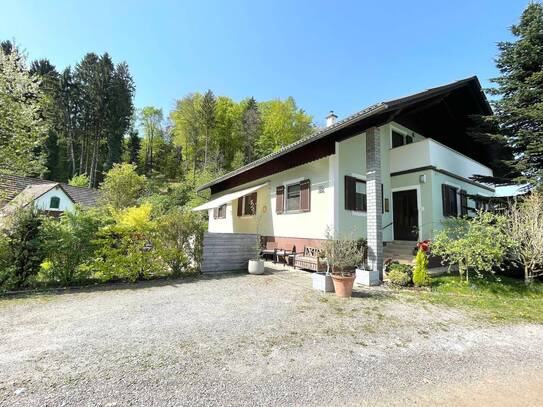 Idyllisches Haus, eingebettet in der Natur