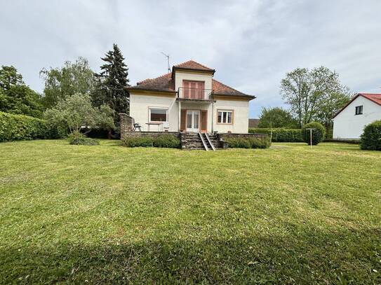 Gut erhaltenes Herrenhaus mit 3 Gaupen in ruhiger Siedlungslage