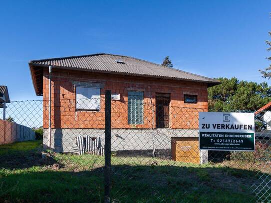 Haus im Rohbau mit großem Grund in Hornstein