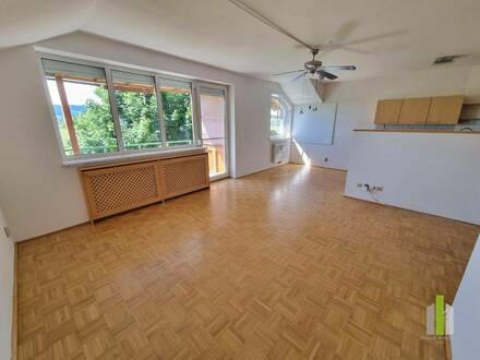 Schöne 4 Zimmer-Dachgeschoß-Wohnung mit Balkon und Garage