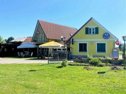 Gasthaus mit überdachter Terrasse, Wohneinheit und Grünanlage in Ortslage