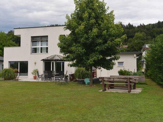 Erlebe Wohnkomfort am Wörthersee - Modernes Einfamilienhaus mit Wohnkeller, Balkon, Terrasse, Doppelcarport und mehr!