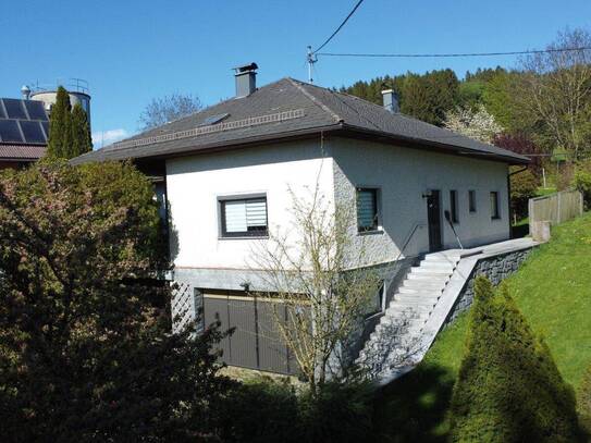 Vollunterkellerter Bungalow auf großem Grundstück in Grenznähe zu Bayern