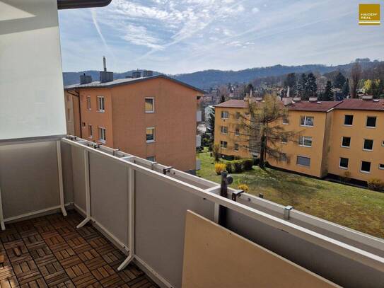 Helle Familienwohnung mit großem Balkon und Ausblick