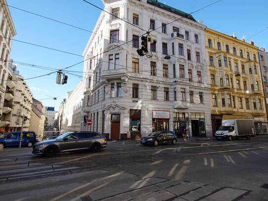 sonniges, großzügiges Altbaubüro im 7. Bezirk mit 2 Balkonen