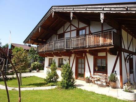 Wohnhaus im Landhausstil mit Garten und Schwimmteich