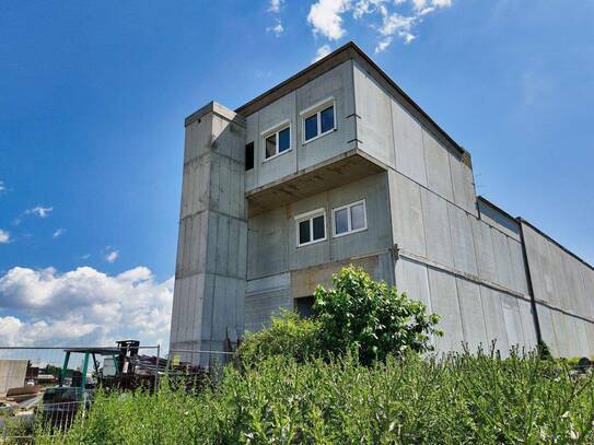 PREISREDUKTION II Betriebsobjekt im Rohbau mit Hallen und Büros | ca. 870m² Nutzfläche zzgl. Freiflächen | Gewerbegebie…