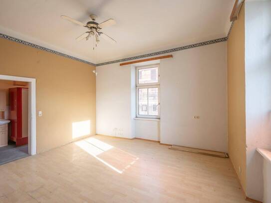 ++Q18++ Renovation-required 2.5-room old building flat with great conversion potential