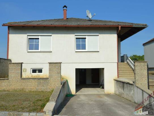 Massiver Bungalow mit Vollkeller und Garage