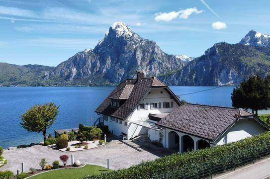 Seeliegenschaft am Traunsee mit Bootshaus, Steg und Boje.