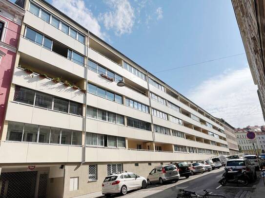 Großzügige, helle Wohnung mit verglaster Loggia, Nähe Wilhelminenberg