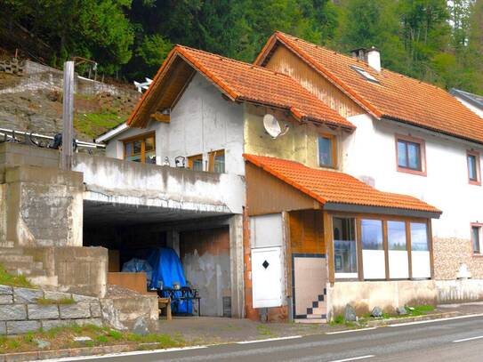 Großzügiges Zweifamilienhaus mit 11 Zimmern, 3 Bädern, uvm.. Auch ideal zur Vermietung geeignet.