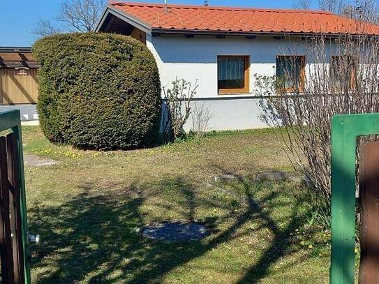 Kleines Einfamilienhaus mit Garage und großem Grund