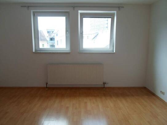 Makartstraße: Single/Paar; hübsche Dachgeschoßwohnung, 2 Zimmer, 71,46m2 WNFL, (Küche ohne Einrichtung), 3.OG, o. Lift,…