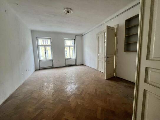 Nähe Lendplatz, teilsanierte Altbau Wohnung mit neuem Balkon und Lift