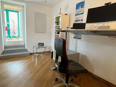 Kosmetik-Behandlungsraum, Physiotherapieraum, Kursraum oder Büro mit Wintergarten