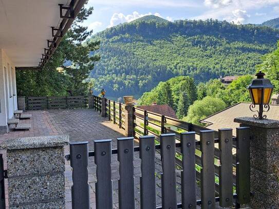 Waldrandlage und mit großer Terrasse, mit Blick in die Berge!