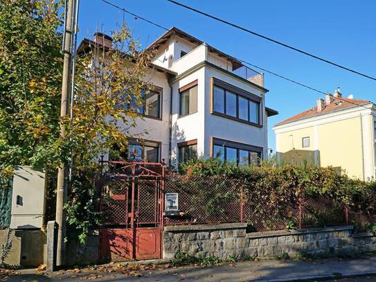 Gründerzeit-Villa aus 1901 mit PV-Anlage, Schwimmhalle und Sauna im Klosterneuburger Zentrum