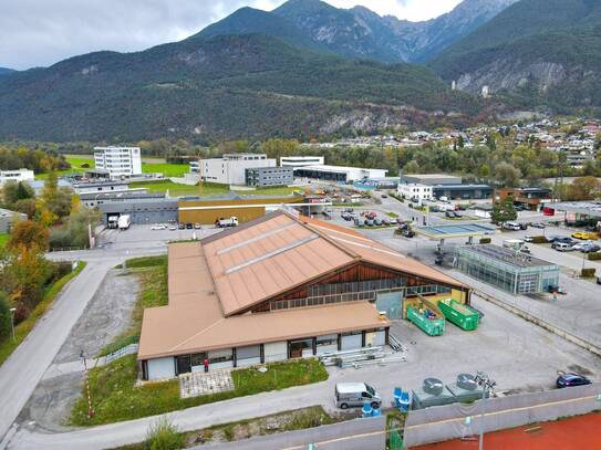 großzügige Halle mit Büros in Zirl