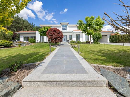 Traumhafte Villa mit Pool und weitläufigem Garten in idyllischer Landschaft