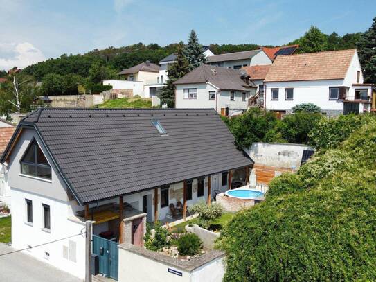 kreativ renovierter Streckhof mit ausgebautem Dachboden im loftartigem Stil mit wunderschönem Fernblick zu verkaufen