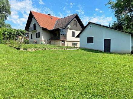 Familienhaus mit Nebengebäude und großem Garten am Ortsrand