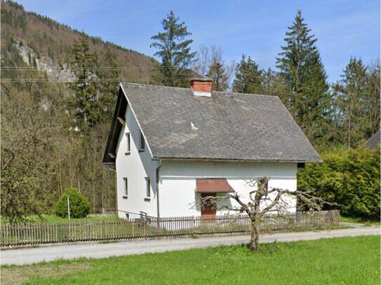 Wohnhaus mit Balkon, Garage und Garten