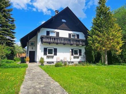 Idyllisches Haus mit Waldgrund und klarem Bach