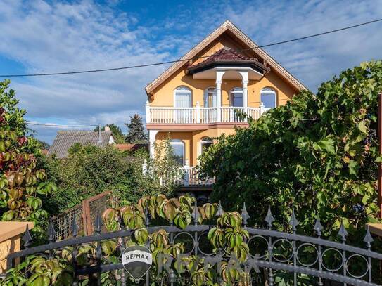 "Für Ein oder zwei Familien - Haus mit Eleganz und mit vieeeeel Platz"