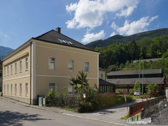 Seminarzentrum / Schule / Wohnheim / = Sporthalle = große Gartenfläche