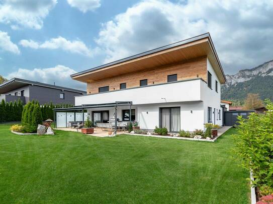 Zweifamilienhaus mit großem Grundstück und Bergblick ( 05922 )