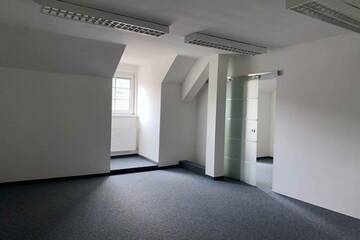 Büro mit 4 Räumen am Hauptplatz in Bruck zu vermieten!