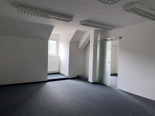 Büro mit 4 Räumen am Hauptplatz in Bruck zu vermieten!