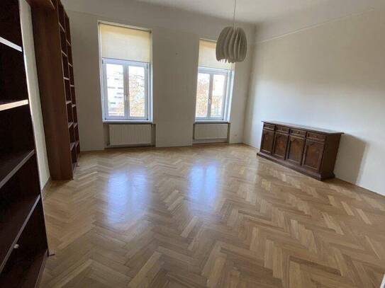 Gepflegte Altbauwohnung mit Loggia - ideal für Singles oder Paare