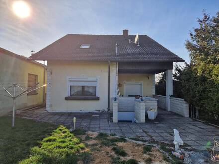 LEISTBARES LANDHAUS IN GUTER WOHNLAGE MIT LIEBEVOLL GEPFLEGTEM GARTEN