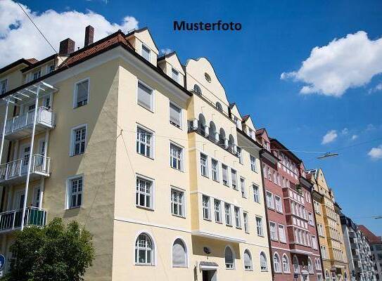 Mehrfamilienhaus mit Garage und Gartenhütten