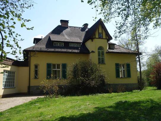 Villa in Ruhelage auf großem Grund