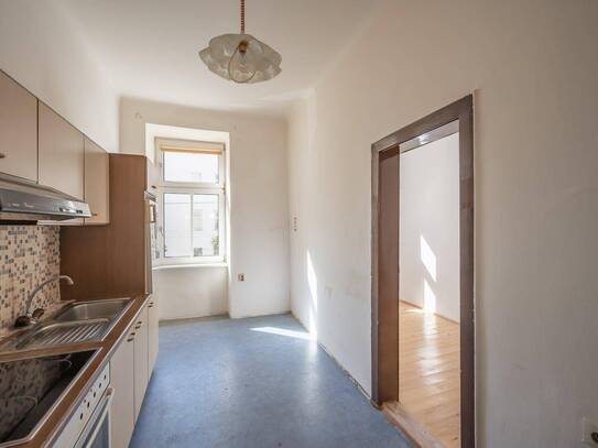 ++Q18++ Well-maintained 1-room old building flat with lots of potential