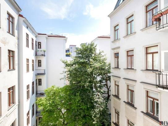 MITTEN IM SIEBTEN | Südseitige Stil-Altbauwohnung mit Grünblick | Hofruhelage | Prachtvolles Jahrhundertwendehaus