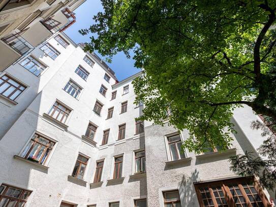 MITTEN IM SIEBTEN | Südseitige Stil-Altbauwohnung mit Grünblick | Hofruhelage | Prachtvolles Jahrhundertwendehaus