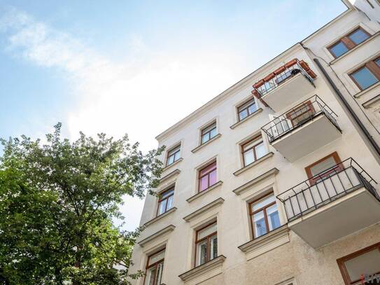 MITTEN IM SIEBTEN | Ost/West ausgerichteter Stil-Altbau mit Balkon | Grünblick | Prachtvolles Jahrhundertwendehaus