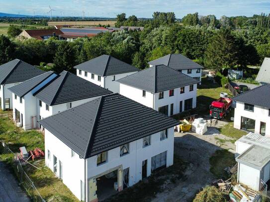 ERSTBEZUG Welcome Home: Idyllische Doppelhaushälfte in absoluter Ruhelage! Nur 12 Minuten von Tattendorf entfernt.