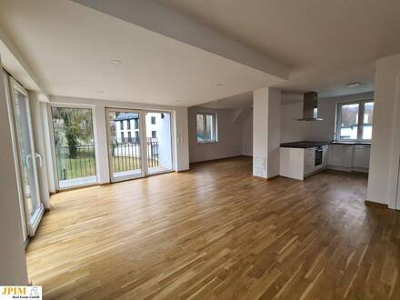 Erstbezug, SW 2-Zimmer Dachgeschoßwohnung mit Balkon und Stellplätzen, Erdwärme-Heizung