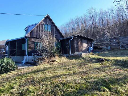 HOLZ-SOMMERHAUS AUF SCHÖNEM GRUNDSTÜCK IN WALDRAND-AUSSICHTSLAGE