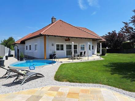 bezugsfertiger Bungalow mit Pool, Doppelgarage und Gartenoase - brillanter Wohntraum nahe Bad Hall