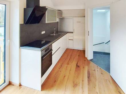 Erstbezug einer kuscheligen 2 1/2 Zimmer- Dachgeschosswohnung mit Loggia.