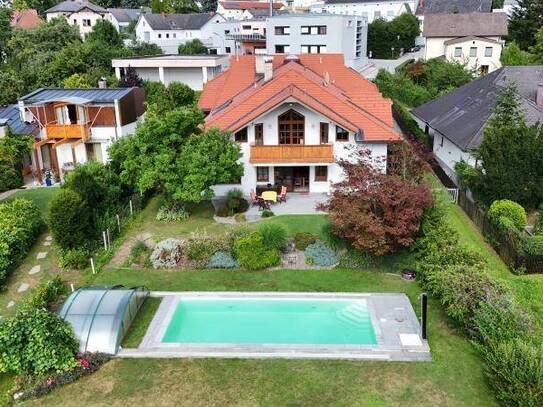 Toplage in Pregarten! Wohnhaus plus Arztpraxis/Büro, 373 m² WNFL, 1542 m² Grund, Doppelgarage, Pool, Balkon/Terrasse, R…